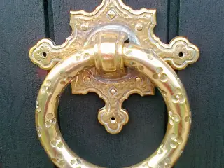Gedigen dørhammer i messing