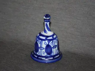 Blå keramisk klokke med sign. LL højde 9 cm