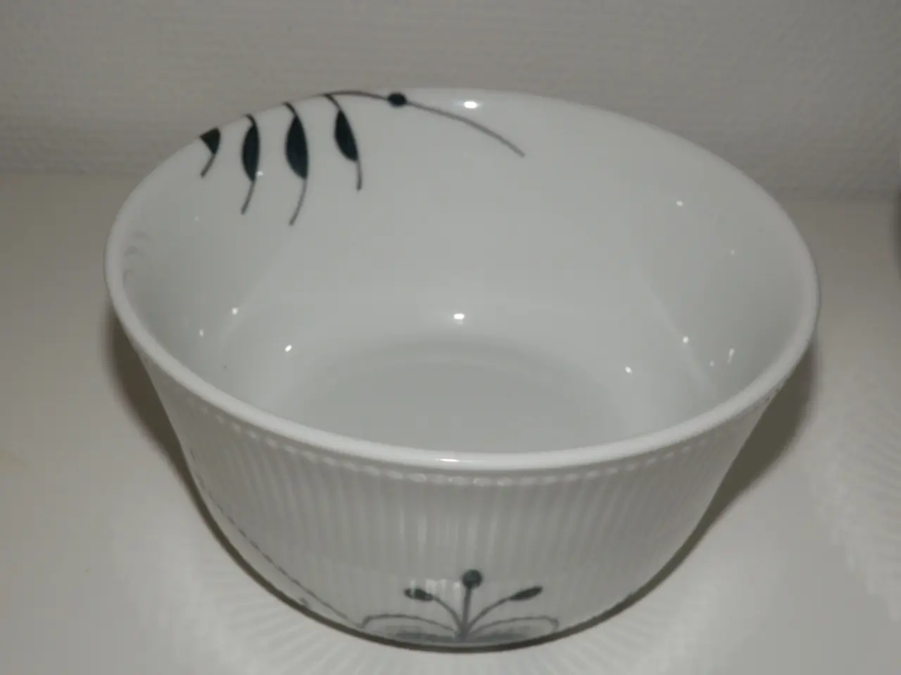 Billede 2 - Flot Royal Copenhagen termoskål i sort musselmalet