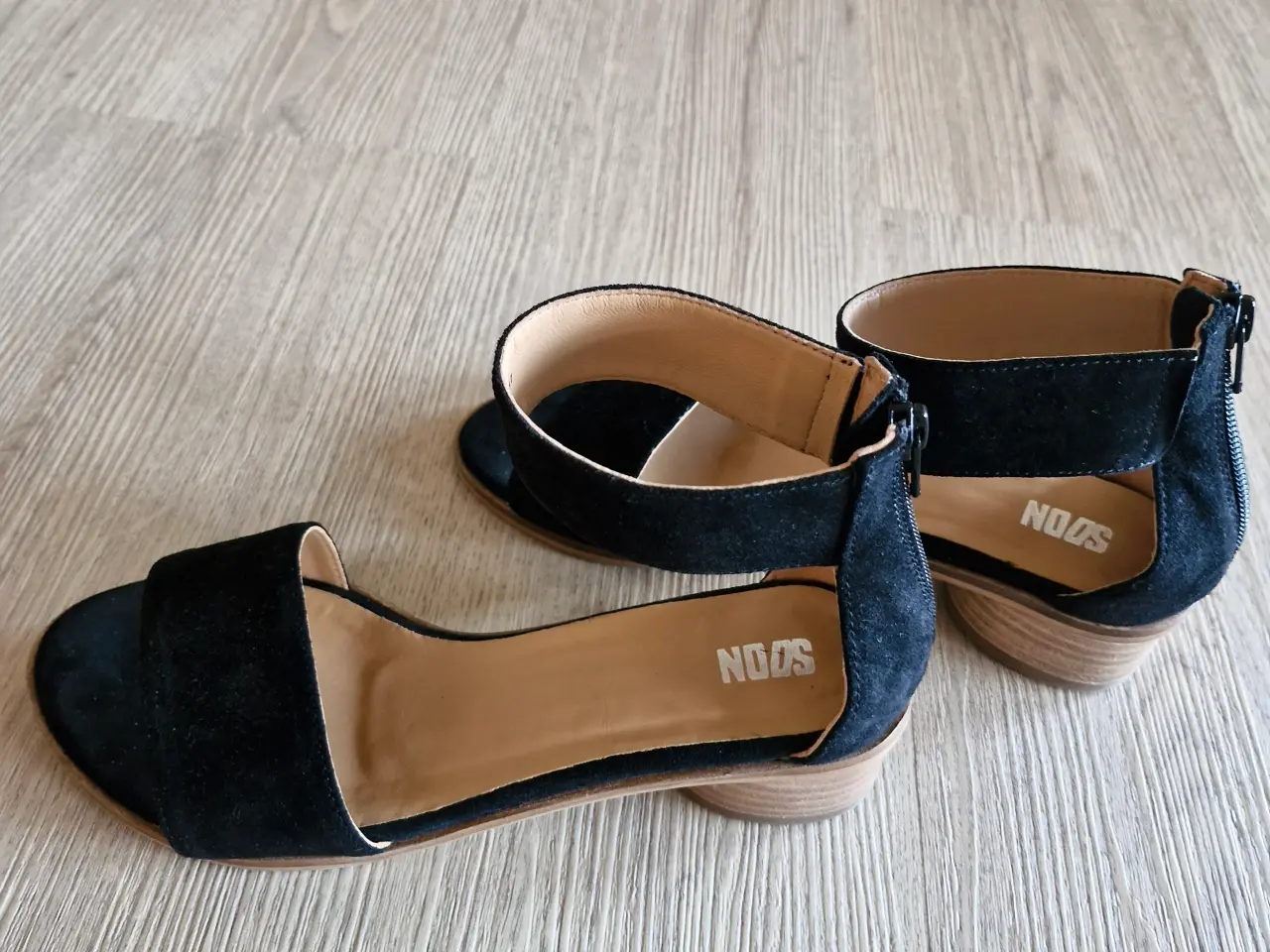 Billede 1 - Sandaler i sort ruskind fra Soon.