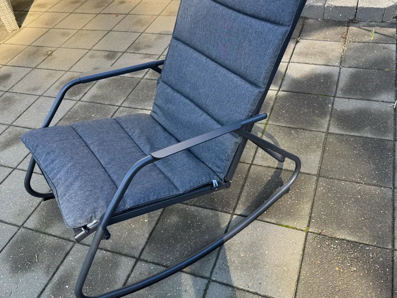 Billede 2 - Gyngestol med mørkegrå hynde - 350 kr