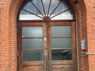 Stor hoveddør i mahogni