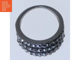 Ring med sorte sten (str. 53 mm)