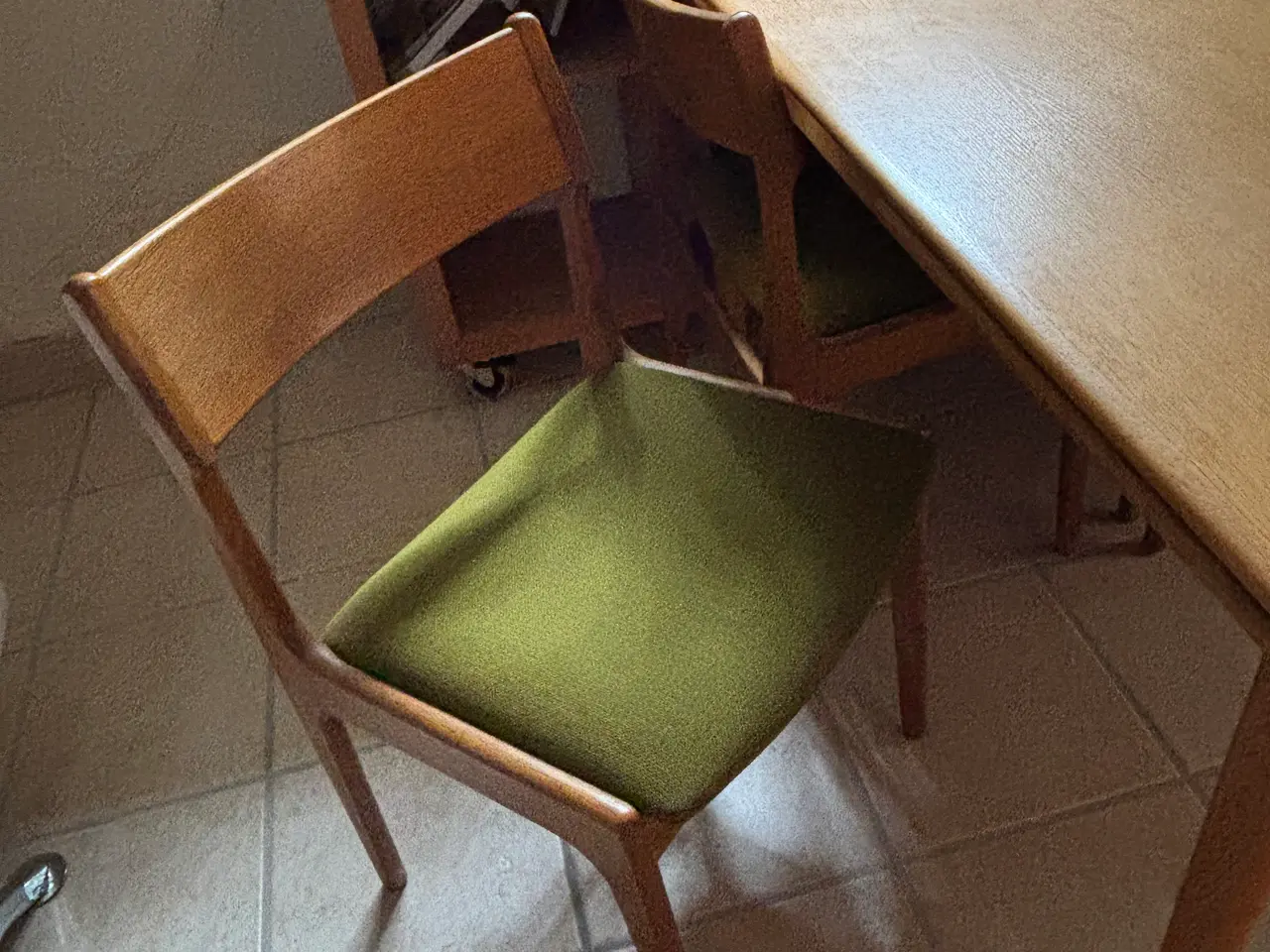 Billede 5 - Egetræsspisebord med 4 stole med grønne hynder 