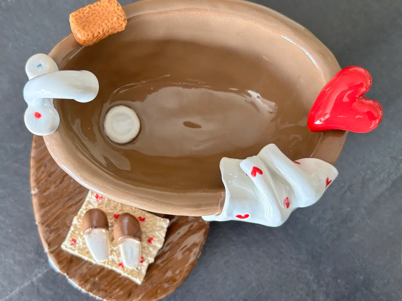 Billede 5 - Badekar med pynt og fod i keramik.