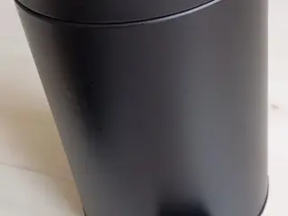 Pedalspand sort metal