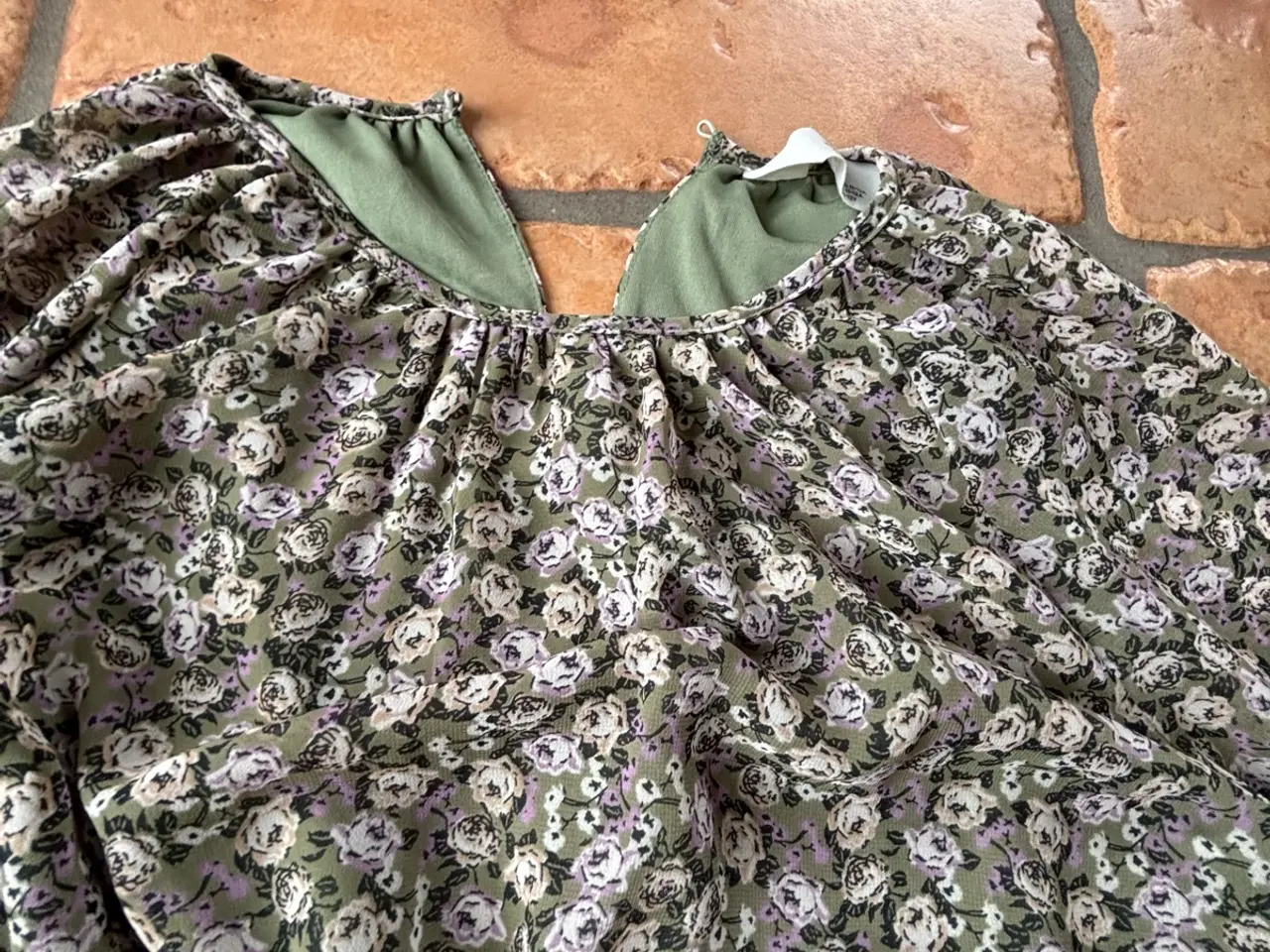 Billede 6 - H&M kjole i polyester, str 152, grøn små blomster