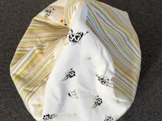 Baby sækkestol m. ko-motiver og regnbuefarver