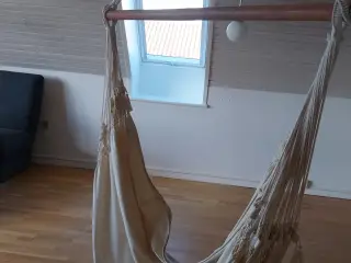 Hængekøjestol i råhvid bomuld og mørk hårdttræ 500
