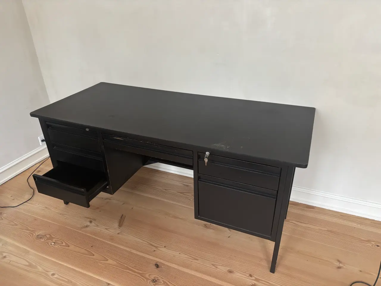 Billede 1 - Sort metalskrivebord m 6 skuffer