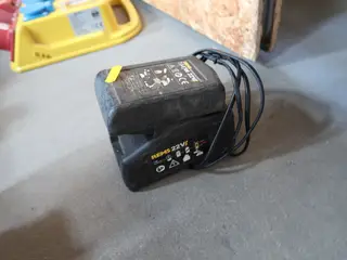 Lader og batteri REMS