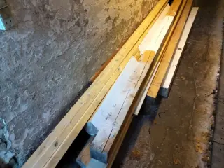 løse træplanker i forskellige størrelser