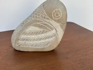 Stenfigur formet som fugl