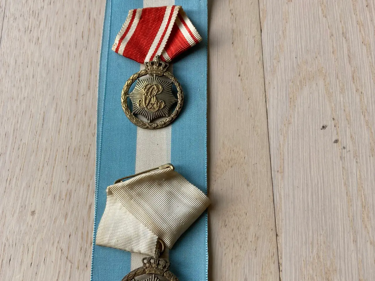 Billede 5 - Højhat//Bowlerhat fra 1923 og emblemer