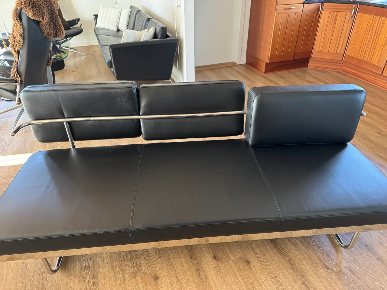 Billede 2 - DAYBED sort skind som ny !