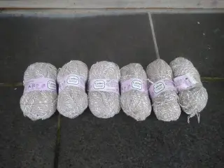 beige-ish garn i akryl og bomuld - 6 garnnøgler