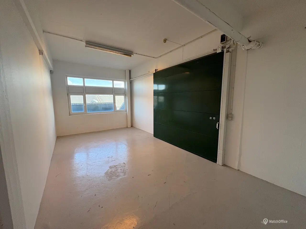 Billede 1 - Lyst og rummeligt lagerlokale på 32 m² med højt til loftet