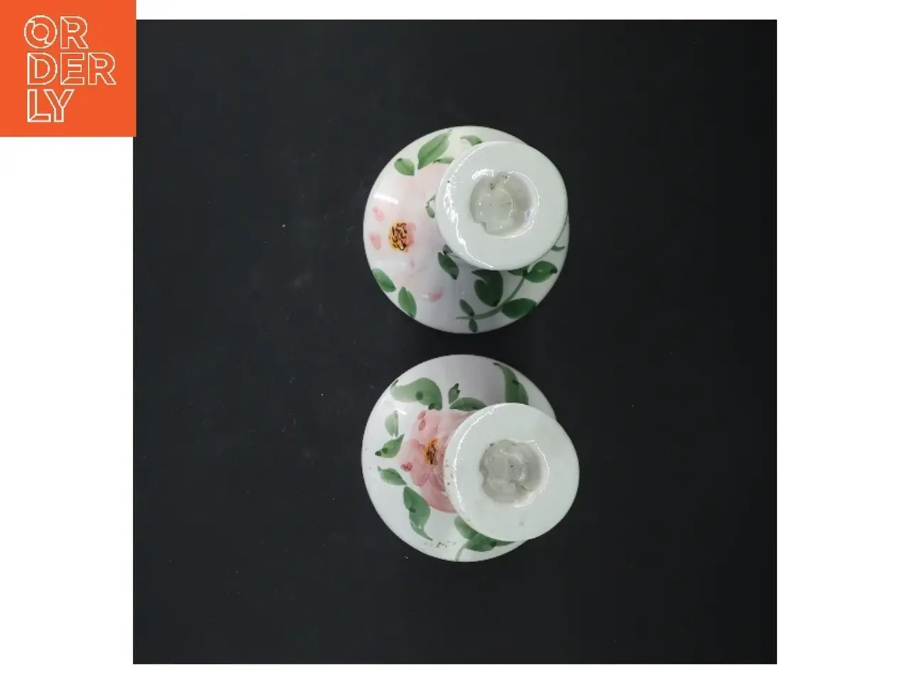 Billede 3 - Sæt af lysestager med blomsterdesign (str. 13 og 15,5 cm)