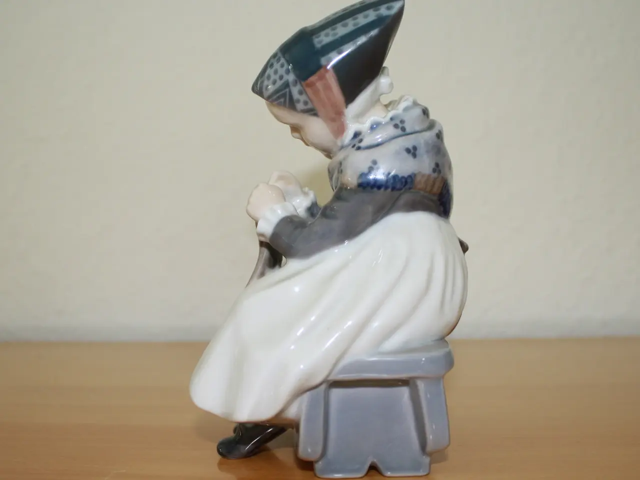 Billede 4 - Amagerpige, figur fra Royal Copenhagen