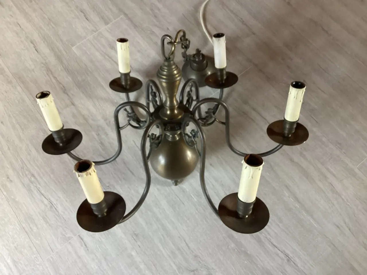 Billede 1 - 6 armet kirkekrone i bruneret messing