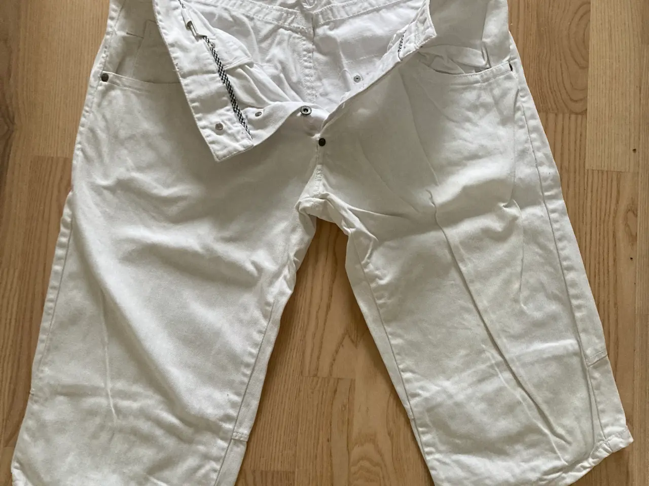 Billede 6 - Hvide denim knæshorts, livvidde 34