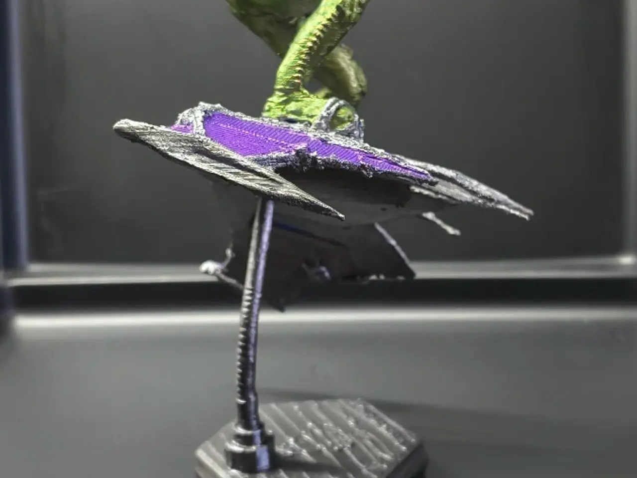 Billede 4 - Håndmalet Green Goblin figur med svæveglider