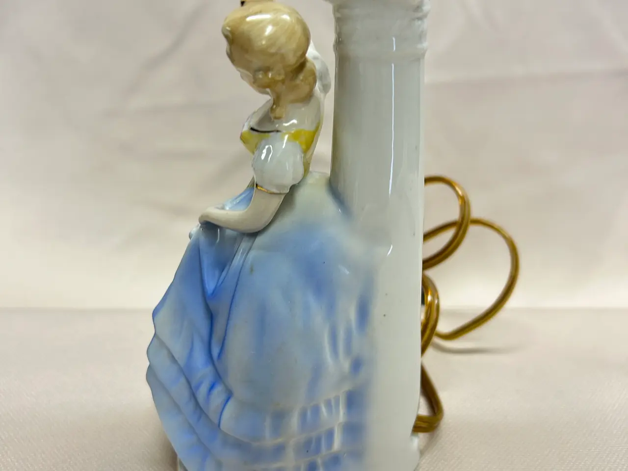 Billede 2 - Klassiske bordlampe i porcelæn.