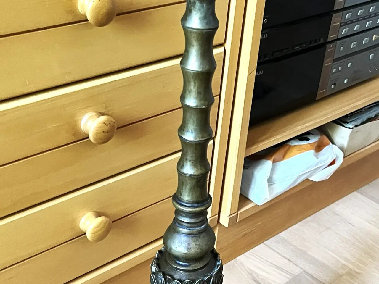 Billede 1 - Stor gulvlysestage patineret messing h. 57 cm.