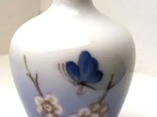 2301-395 Kgl.Porcelæns Vase med frugtblomst og so