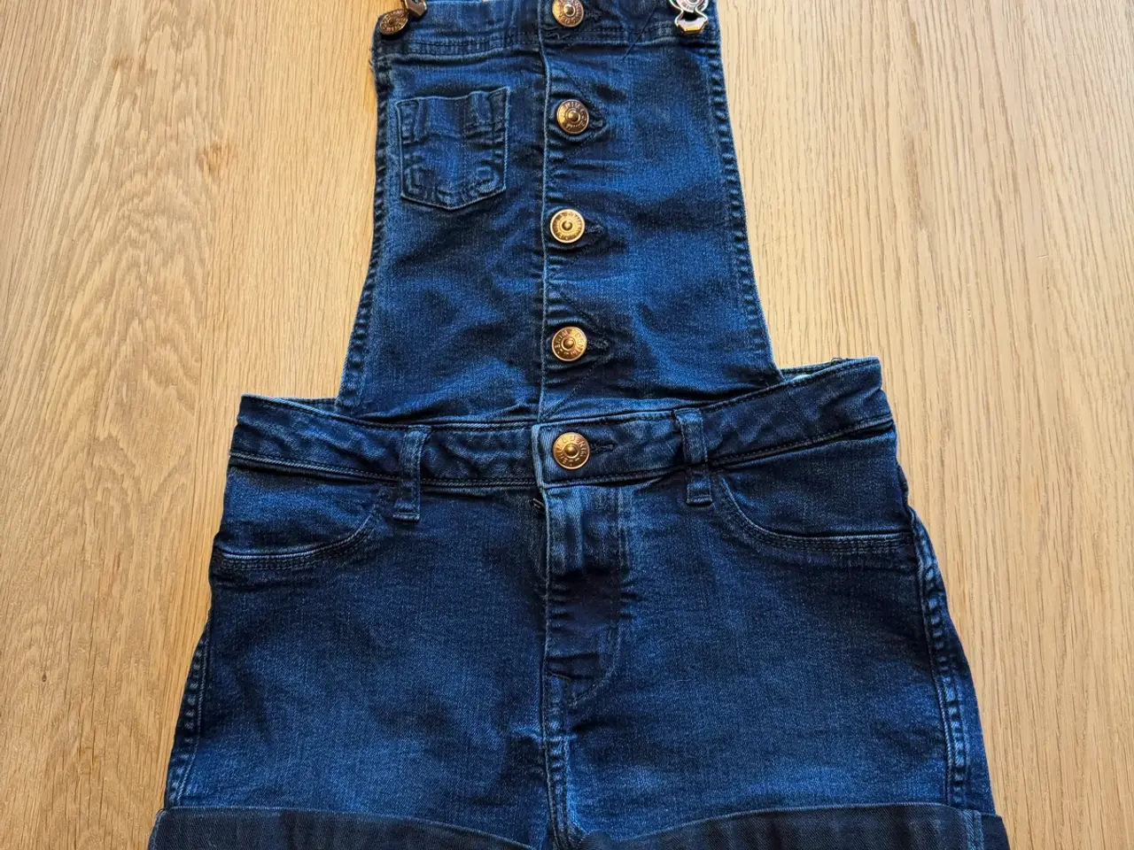 Billede 8 - Bukser, shorts, kjoler, tshirt mm. Str. 140