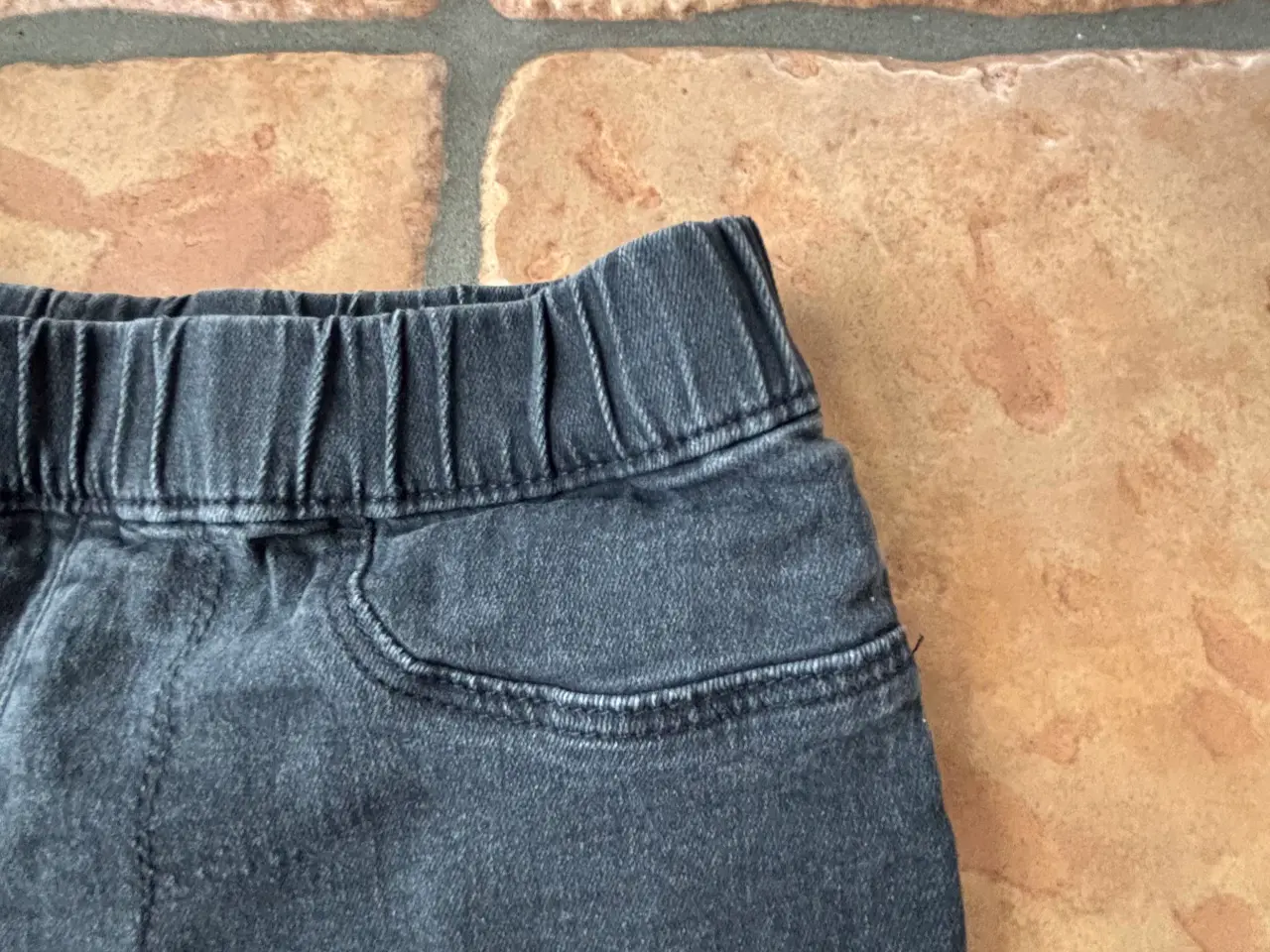 Billede 5 - Grå / sort legging fra H&M i str. 140
