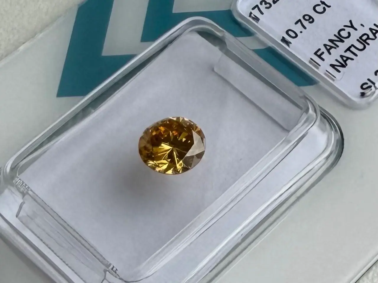 Billede 3 - Diamant 0,79ct - Fancy intense orangy yellow - SI2