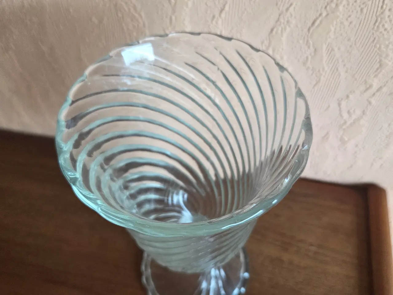 Billede 3 - Glasvase med snoet mønster, H: 23 cm