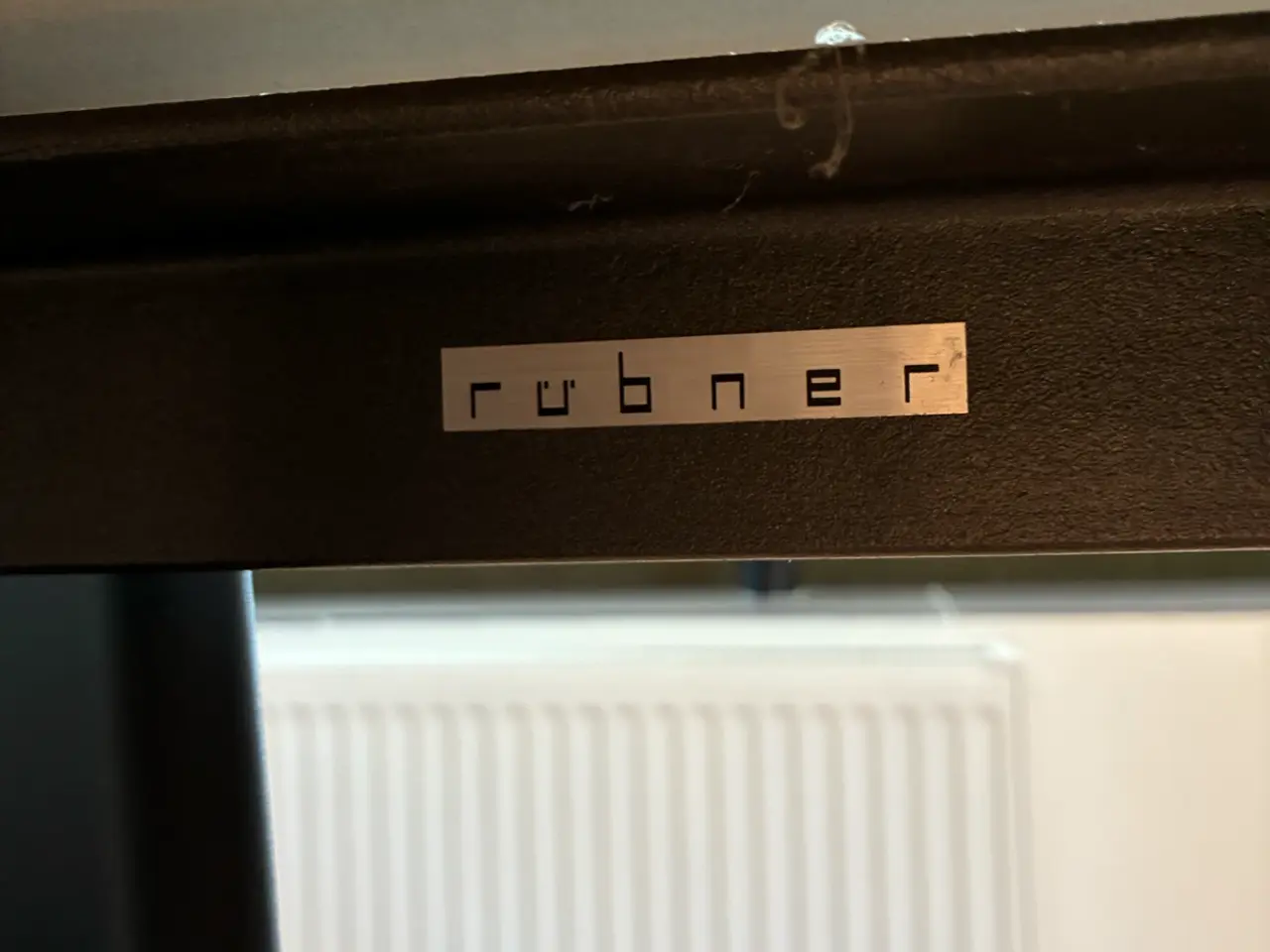 Billede 7 - Spisebord i sort linoleum og stål