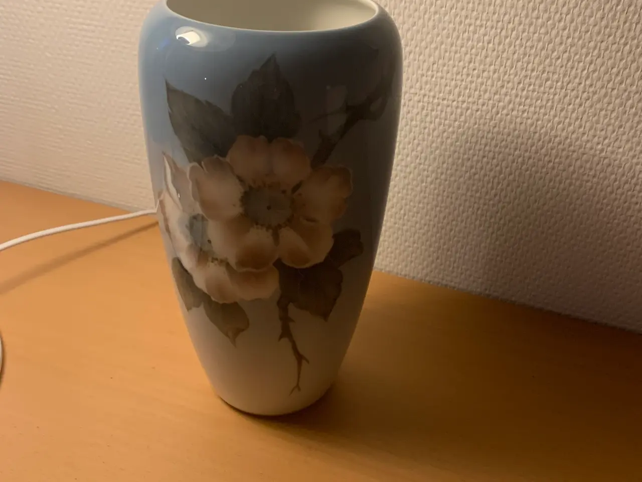 Billede 1 - Royal Copenhagen Vase nr. 1049 med Rose Motiv