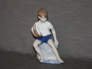 Figurer af en dreng med skib højde 15 cm