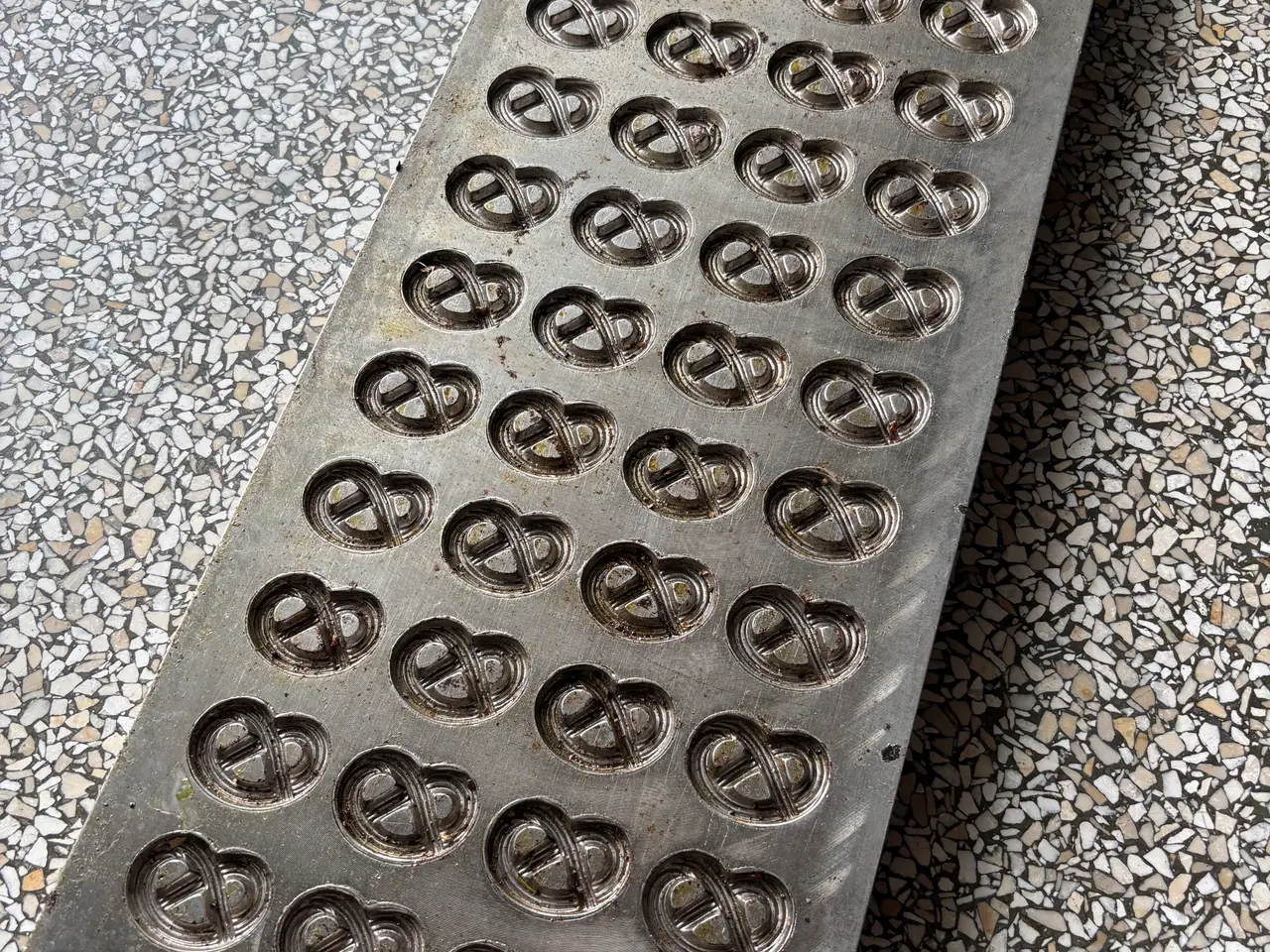 Billede 1 - Meget gammel chokoladeform - art deco/bordskåner?