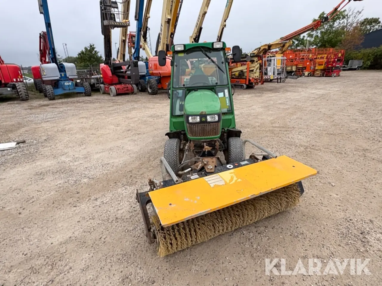 Billede 8 - Traktor John Deere 2320 med kost og spreder