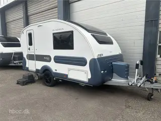 2022 - Adria Action 391 LH Sport Adria Action 391 LH Sport (2022) – Velholdt designvogn med mover, batteripakke & Dometic lufttelt