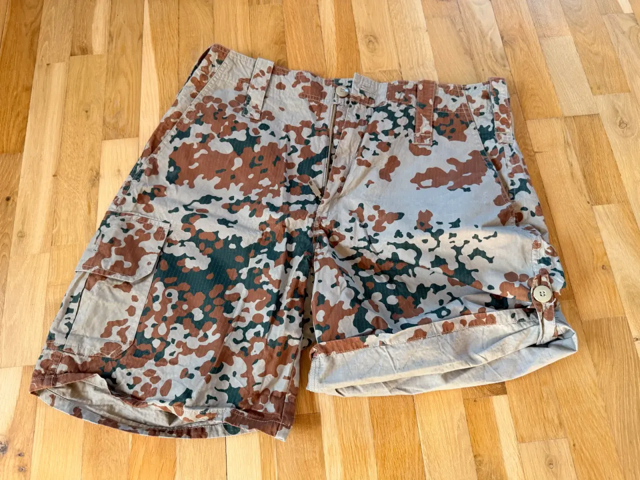 Billede 3 - Militær camouflage shorts 92 cm