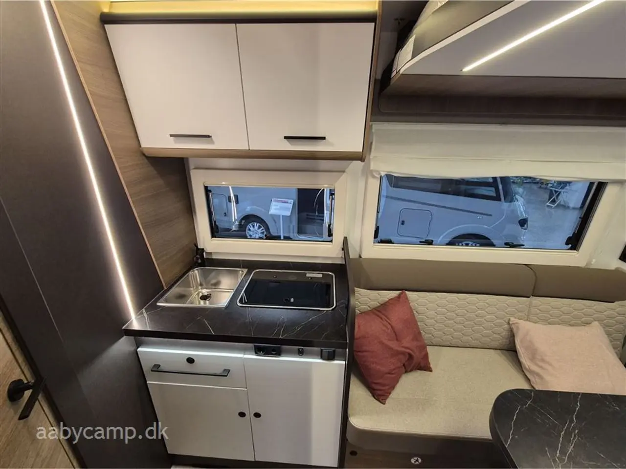 Billede 11 - 2027 - Benimar Yrteo 885 En lille veludstyret camper med et fantastisk rummeligt indre på kun 6,39 meter.