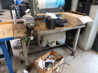 Arbejdsbord med skruestik