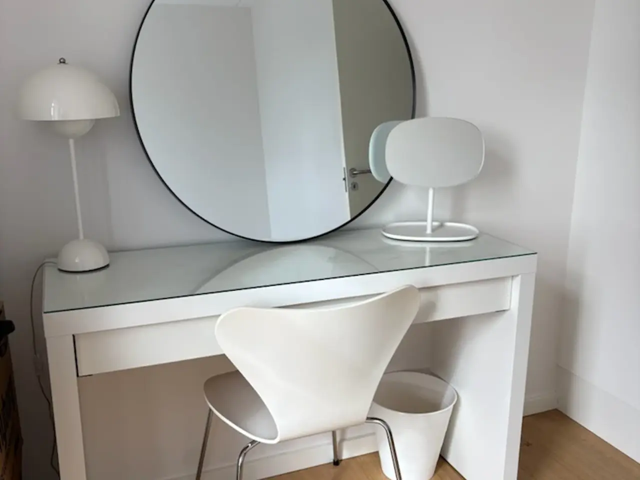Billede 1 - IKEA MALM sminkebord med skuffe og glasplade