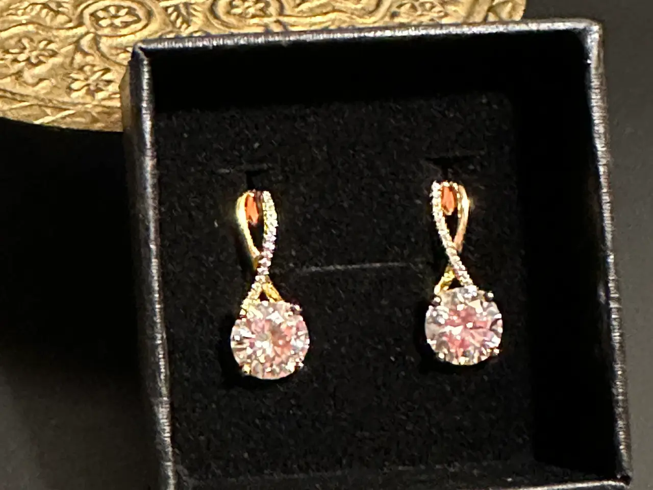 Billede 2 - Nye sølvøreringe med 2 karat moissanite i hver.