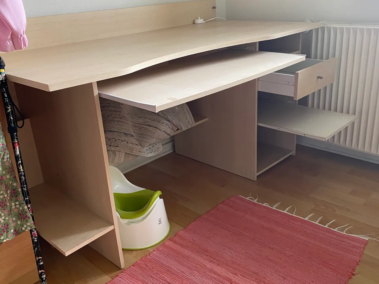 Billede 1 - Skrivebord i lys træ