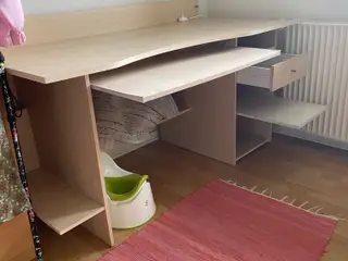 Skrivebord i lys træ