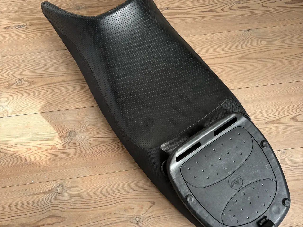 Billede 4 - Suzuki GS 500 sæde med givi  topboksbeslag 