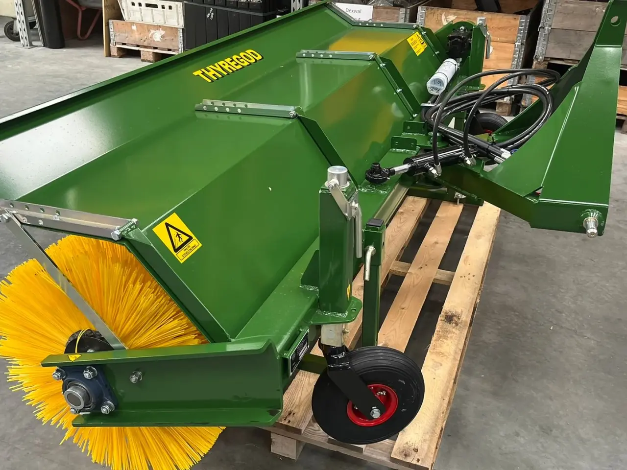 Billede 2 - Thyregod TK 2800 med nylon børster og hydraulisk sving. brede 2800 og feje brede 2500