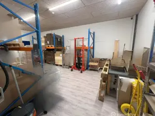 Lager- og produktionslejemål på 220 m² med port