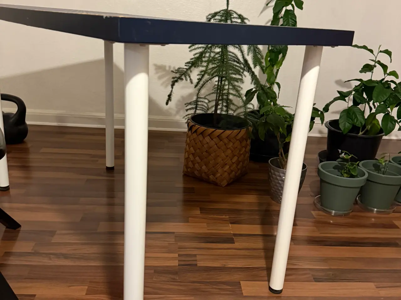 Billede 3 - Skrivebord  med stol 200 kr for stol og 100 bord 